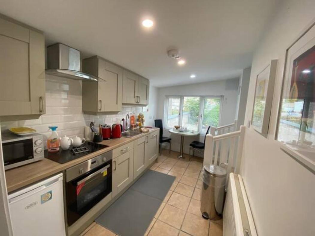 Location, Location! Gorgeous 1 Bed Apt- 킬라니 외부 사진
